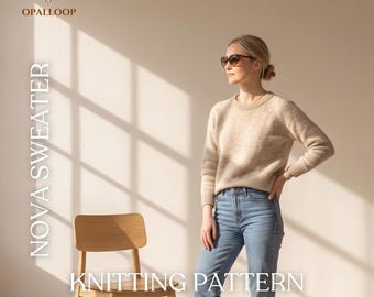 Puede incluir: Un suéter de punto beige de manga larga con cuello redondo y puños acanalados, combinado con jeans azul claro. La imagen incluye el texto OPALLOOP, NOVA SWEATER y KNITTING PATTERN, junto con una silla de madera en el primer plano.