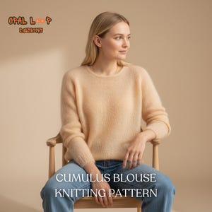 Puede incluir: Un suéter melocotón claro, con cuello redondo y mangas largas. La imagen muestra el texto "Cumulus Blouse Knitting Pattern" en blanco y el logotipo de Opal Loop Designs en naranja. El suéter se combina con unos vaqueros azules.