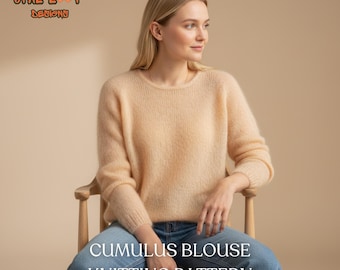 Puede incluir: Un suéter melocotón claro, con cuello redondo y mangas largas. La imagen muestra el texto "Cumulus Blouse Knitting Pattern" en blanco y el logotipo de Opal Loop Designs en naranja. El suéter se combina con unos vaqueros azules.