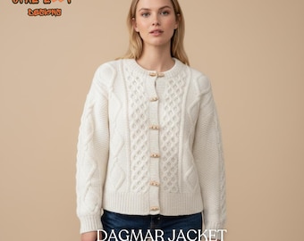 Puede incluir: Rebeca de punto de color crema con cierres de palanca de madera. La chaqueta presenta un cuello redondo y intrincados patrones de cable en las mangas y los paneles frontales. El texto "DAGMAR JACKET KNITTING PATTERN" se muestra en la parte inferior de la imagen.