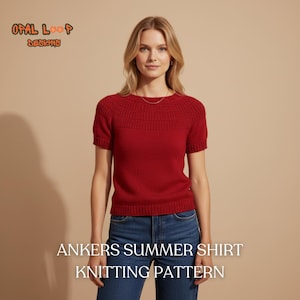 Puede incluir: Una mujer con una camiseta roja de punto de manga corta y vaqueros azules. La camiseta tiene un canesú texturizado y forma parte del diseño "ANKERS SUMMER SHIRT KNITTING PATTERN". El logotipo de Opal Loop Designs está en la esquina superior izquierda.