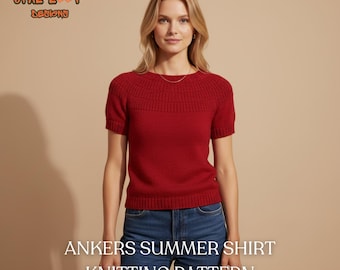 Puede incluir: Una mujer con una camiseta roja de punto de manga corta y vaqueros azules. La camiseta tiene un canesú texturizado y forma parte del diseño "ANKERS SUMMER SHIRT KNITTING PATTERN". El logotipo de Opal Loop Designs está en la esquina superior izquierda.