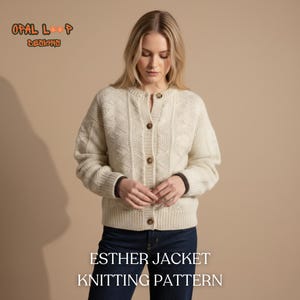 Puede incluir: Rebeca de punto color crema con cuello redondo y botones de madera. La chaqueta presenta un diseño de punto trenzado y se lleva con vaqueros azul oscuro. El texto "ESTHER JACKET KNITTING PATTERN" se muestra en la parte inferior de la imagen.