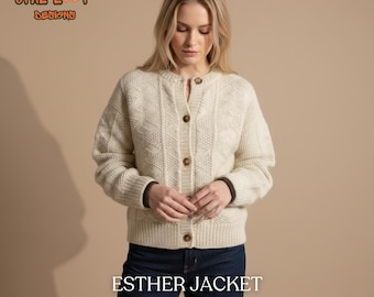 Puede incluir: Rebeca de punto color crema con cuello redondo y botones de madera. La chaqueta presenta un diseño de punto trenzado y se lleva con vaqueros azul oscuro. El texto "ESTHER JACKET KNITTING PATTERN" se muestra en la parte inferior de la imagen.