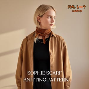 Puede incluir: Una bufanda Sophie tejida de color marrón cálido. La bufanda se lleva alrededor del cuello y se ata con un nudo. La imagen también incluye el texto "SOPHIE SCARF KNITTING PATTERN".