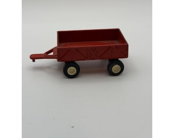 Carro de granja rojo de metal estilo vintage fabricado en China, fabricante desconocido.