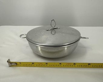 Bolsita de aluminio con tapa para guardar objetos pequeños, de mediados de siglo.