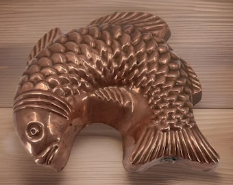 Molde de gelatina de cobre con forma de pez saltando, estilo granja, con revestimiento de estaño y pátina.