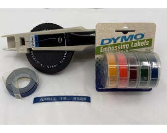 Rotuladora em relevo Dymo 1530 vintage, fita de 1/4" e 3/8", com pacote de 5 fitas novas e 1 fita extra.