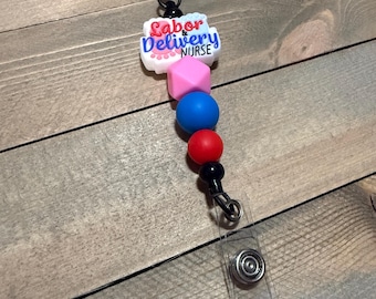 Porta-crachá retrátil para enfermeira obstétrica