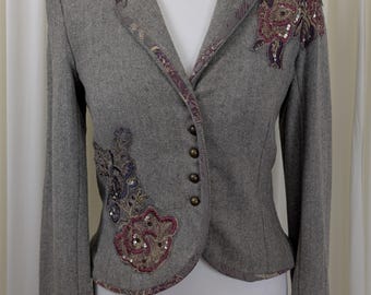 Blazer vintage anni 2000 Derhy Angelina grigio in lana a spina di pesce, giacca peplum boho con ricami floreali, taglia Small (taglia UK 8-10 piccola).