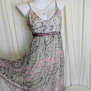 Vestido bohemio vintage de René Derhy Paris con tacto de seda: brillo dorado, estampado paisley, cintura adornada.
