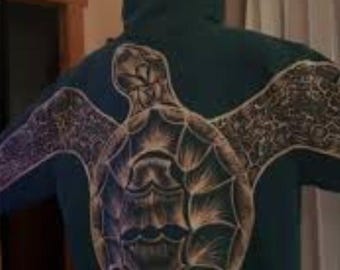 Sudadera con capucha desteñida pintada a mano con diseño de tortuga
