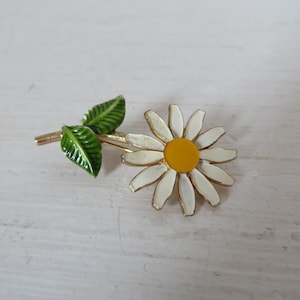 Vintage Daisy Pin - Lapel Pin - Enamel Flower Brooch