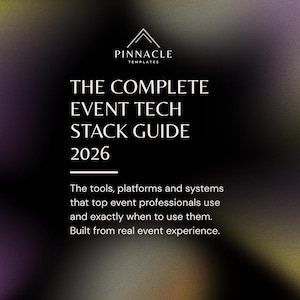 Puede incluir: Un juego de tres tazas de cerámica con un acabado mate moteado. Las tazas son de color crema, gris claro y gris oscuro. Cada taza tiene un diseño simple y minimalista y un asa redondeada. Adecuadas para café, té u otras bebidas.