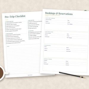 Peut inclure: Deux feuilles de papier blanc avec du texte et des lignes noires. La feuille de gauche est intitul&eacute;e Pre-Trip Checklist avec des sections temporelles et des notes. La feuille de droite est intitul&eacute;e Bookings & Reservations avec des champs de voyage.