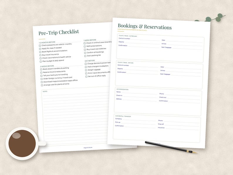 Peut inclure: Deux feuilles de papier blanc avec du texte et des lignes noires. La feuille de gauche est intitul&eacute;e Pre-Trip Checklist avec des sections temporelles et des notes. La feuille de droite est intitul&eacute;e Bookings & Reservations avec des champs de voyage.