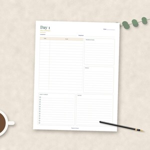 Peut inclure: Une feuille de planification quotidienne blanche intitul&eacute;e Day 1 avec des sections pour l'emploi du temps, la m&eacute;t&eacute;o, les r&eacute;servations, les repas, une liste de t&acirc;ches avec des cases &agrave; cocher et des notes. Mise en page avec texte et lignes noirs.