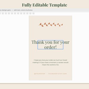 Peut inclure: Un mod&egrave;le de carte de remerciement num&eacute;rique affich&eacute; dans une interface logicielle. La carte beige pr&eacute;sente un petit motif de feuilles orange, le texte Thank you for your order!, une demande d'avis et des espaces pour les liens de la boutique.