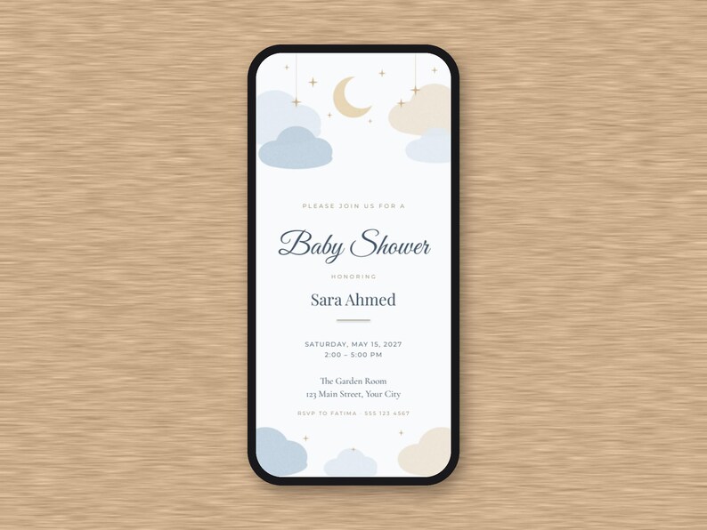 Peut inclure: Une invitation num&eacute;rique pour une f&ecirc;te pr&eacute;natale affich&eacute;e sur un &eacute;cran de smartphone avec un fond blanc, des nuages bleu clair et beige, un croissant de lune et des &eacute;toiles. Le texte indique : Please join us for a Baby Shower honoring Sara Ahmed, Saturday, May 15, 2027, 2:00 - 5:00 PM, The Garden Room, 123 Main Street, Your City, RSVP to Fatima 555 123 4567.