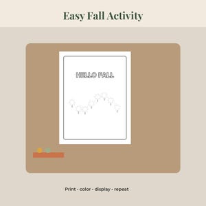 Puede incluir: Una p&aacute;gina para colorear rectangular blanca que presenta el texto HELLO FALL en letras de contorno negro en la parte superior y una serie de peque&ntilde;os contornos en forma de estrella dispuestos en un patr&oacute;n de ondas debajo sobre fondo beige.