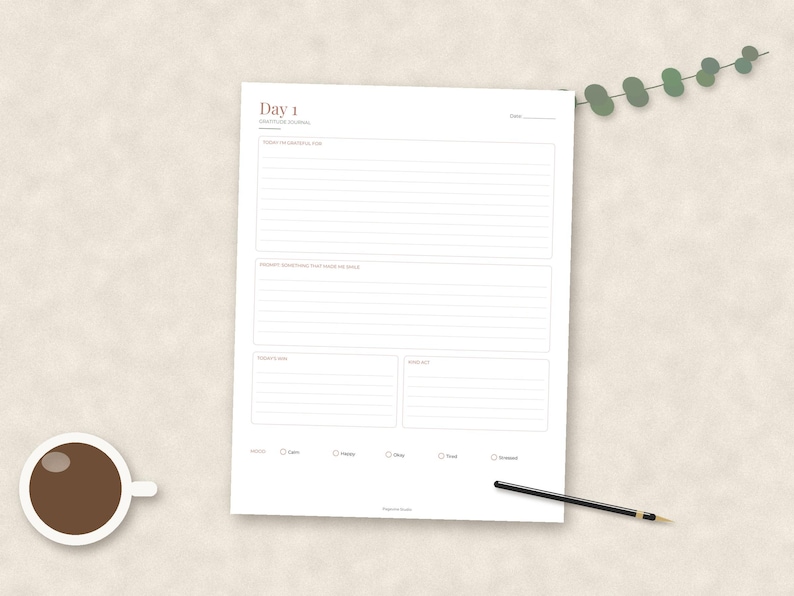 Peut inclure: Une page de journal de gratitude blanche avec le texte Day 1 et Gratitude Journal en haut. La mise en page comprend des sections lign&eacute;es pour Today I am grateful for, Priority things that made me smile, Priority task et Insight, avec des cases &agrave; cocher.