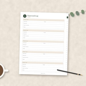 K&ouml;nnte beinhalten: Ein wei&szlig;es Passwort-Protokollblatt mit einem dunkelgr&uuml;nen kreisf&ouml;rmigen Symbol mit dem Buchstaben A, dem Text Password Log und f&uuml;nf Abschnitten mit Zeilen f&uuml;r Website-Name, Benutzername, E-Mail, Passwort, 2-Faktor-Authentifizierung und Notizen.