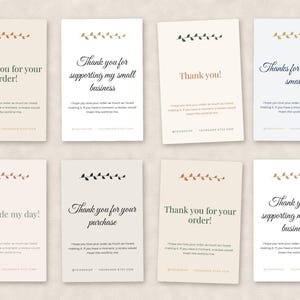 Peut inclure: Un ensemble de huit cartes de remerciement rectangulaires aux tons neutres, chacune orn&eacute;e d'un petit motif de branche de feuilles en haut et de textes imprim&eacute;s incluant des phrases comme Thank you for your order et You made my day.