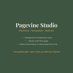 Peut inclure: Un graphique num&eacute;rique vert fonc&eacute; pr&eacute;sentant le texte blanc Pagevine Studio, suivi du texte dor&eacute; Planners &middot; Templates &middot; Wall Art. En dessous, trois points en texte blanc d&eacute;taillent les caract&eacute;ristiques et une ligne finale en texte dor&eacute;.