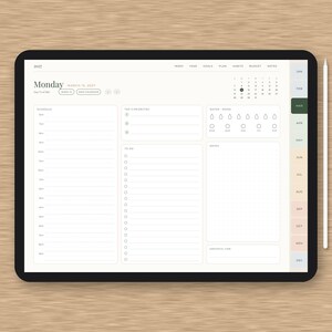 Puede incluir: Una tableta digital que muestra una interfaz de planificador diario con un horario, lista de tareas, rastreador de h&aacute;bitos y secci&oacute;n de notas. La pantalla muestra el texto Monday, March 15, 2021, y una barra lateral con los meses de enero a diciembre.