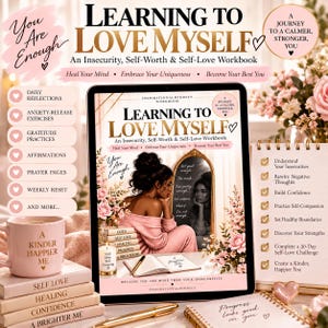 以下が含まれることがあります： ワークブック「Learning to Love Myself: An Insecurity, Self-Worth & Self-Love Workbook」の表紙を表示したデジタルタブレット。表紙には、ピンクのセーターを着て鏡を見つめる人物と、その周囲にピンクの花や本が描かれています。