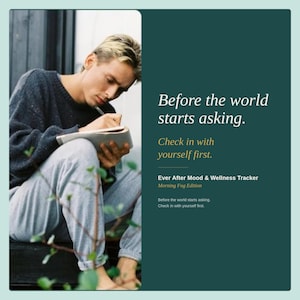 Può includere: Una persona scrive su un taccuino. Il testo recita: «Prima che il mondo inizi a chiedere. Controlla prima te stesso». Il taccuino fa parte di «Ever After Mood & Wellness Tracker, Morning Fog Edition».