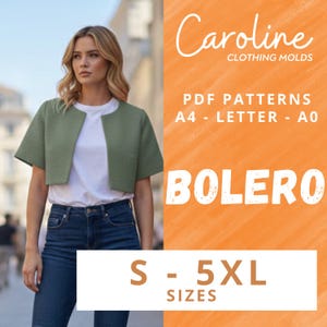 Pode incluir: Uma mulher veste um bolero verde-oliva de mangas curtas, uma blusa branca e calças de ganga azuis. A imagem inclui o texto "Caroline Clothing Molds", "Bolero" e tamanhos de S a 5XL. O bolero é curto.