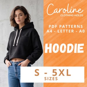 Puede incluir: Una sudadera con capucha negra recortada con un bolsillo delantero y un cordón blanco. La imagen incluye el texto "Caroline CLOTHING MOLDS" y "HOODIE" con opciones de tallas de S a 5XL. La modelo lleva vaqueros azules.