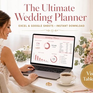 Könnte beinhalten: Ein Laptop zeigt eine digitale Hochzeitsplaner-Tabelle mit Diagrammen und Budgetdaten. Auf dem Bildschirm steht der Text The Ultimate Wedding Planner, Excel & Google Sheets, Instant Download sowie ein goldenes Abzeichen Visual Table Plan.