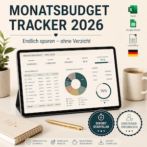 Könnte beinhalten: Ein Tablet mit einem Budget-Tracker für 2026, der Finanzdaten und Diagramme anzeigt. Der Text "MONATSBUDGET TRACKER 2026" ist sichtbar. Ein goldener Stift, ein Notizbuch und eine Kaffeetasse sind ebenfalls vorhanden.