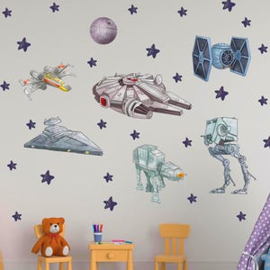 Op de afbeelding: Muurstickers met Star Wars ruimteschepen en de Death Star, met paarse steraccenten. Inclusief een X-wing fighter, Millennium Falcon, TIE fighter, Star Destroyer, AT-AT walker en AT-ST walker. Geschikt voor een kinderkamer.