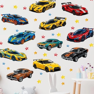 Könnte beinhalten: Eine Sammlung von Wandaufklebern mit verschiedenen Sportwagen und Muscle-Cars in Gelb, Rot, Blau, Orange und Schwarz, begleitet von zahlreichen kleinen roten, gelben und blauen sternförmigen Aufklebern auf einer weißen Oberfläche.