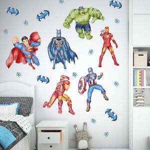 Pode incluir: Autocolantes de parede com ilustrações em aquarela de super-heróis, incluindo Superman, Batman, Hulk, Homem de Ferro e Capitão América. Os autocolantes coloridos são salpicados com detalhes em forma de morcego e estrela, perfeitos para o quarto de uma criança.