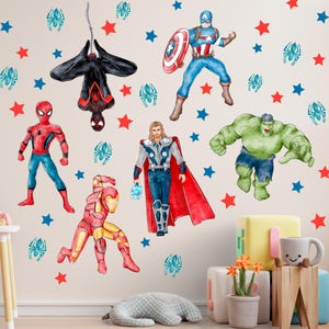 Pode incluir: Autocolantes de parede com ilustrações em aquarela de super-heróis, incluindo Homem-Aranha, Capitão América, Thor e Hulk. O design inclui estrelas vermelhas e azuis e ícones de teias de aranha. Os personagens estão em poses dinâmicas.