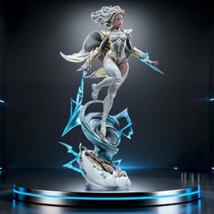 Op de afbeelding: Een gedetailleerd beeld van Storm, een superheldin, in een dynamische pose. Ze draagt een wit en goud kostuum met een vloeiende cape, en haar witte haar is omhoog gestyled. Het beeld staat op een platform met blauwe bliksemeffecten.