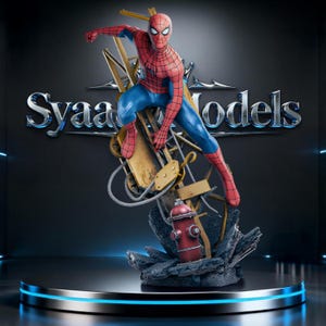 Pode incluir: Uma estatueta do Homem-Aranha em traje vermelho e azul, posicionada dinamicamente sobre uma viga de construção amarela e um hidrante vermelho. A base apresenta detritos escuros e irregulares. O fundo exibe o texto prateado Syaa Models.