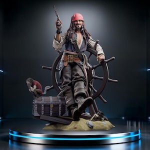 Puede incluir: Figura detallada de un pirata, sosteniendo una pistola y apoyado en un timón. El pirata lleva un pañuelo rojo, un chaleco y pantalones marrones. Un mono está sentado en un cofre del tesoro. La figura está sobre una plataforma redonda.