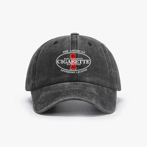 Könnte beinhalten: Eine schwarze Baseballkappe mit gebogenem Schirm. Auf der Kappe befindet sich ein ovales Emblem mit dem Text "CIGARETTE RACING TEAM" und "OFFSHORE LEGEND". Der Text "THE AMERICAN" und die rote Zahl "1" sind ebenfalls zu sehen.