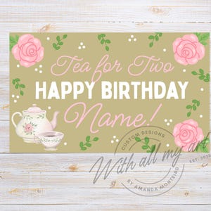 以下が含まれることがあります： ティーパーティーをテーマにしたバースデーカード。「Tea for Two HAPPY BIRTHDAY Name!」の文字がピンクと白で書かれています。ピンクのバラと緑の葉がカードを飾り、ティーポットとティーカップも描かれています。