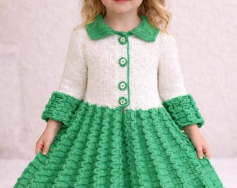 vackert handgjord flickklänning