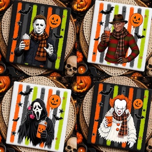 Peut inclure: Quatre dessous de verre carrés représentant des personnages d'horreur : Michael Myers, Freddy Krueger, Ghostface et Pennywise. Chaque personnage tient une tasse citrouille sur un fond de rayures verticales orange, noires et vert citron.