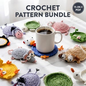 Peut inclure: Ensemble de dessous de verre crochetés faits à la main en forme d'animaux, dont une souris, une tortue et un chien, avec une tasse de café blanche sur un dessous de verre bleu. Le texte "CROCHET PATTERN BUNDLE" est en haut.