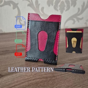 Op de afbeelding: Een lederen kaarthouderpatroon met een zwart en magenta ontwerp met een centrale uitsparing. De afbeelding toont de tekst LEATHER PATTERN en iconen voor DXF, SVG en PDF-bestandsformaten. Een afgewerkte kaarthouder is zichtbaar met een gouden kaart.