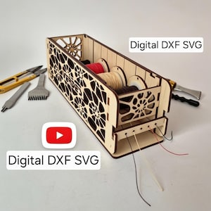 Puede incluir: Un organizador de manualidades de madera con cortes decorativos, que contiene carretes de hilo de varios colores. El texto "Digital DXF SVG" aparece en la imagen. También se ven herramientas de artesanía, como tijeras y un punzón de cuero.